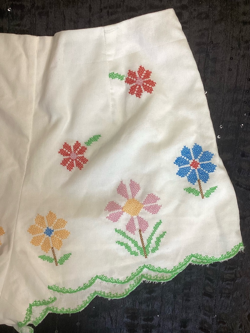 NWOT Amable by Mable White High-Waist Embroidered Floral Scallop-Hem Shorts M - Picture 4 of 12